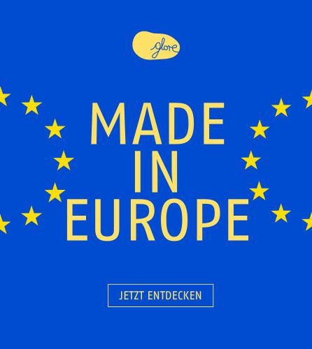 Blauer Hintergrund mit dem Schriftzug "Made in Europe" eingerahmt von zwei jeweils halben EU-Sternkreisen.